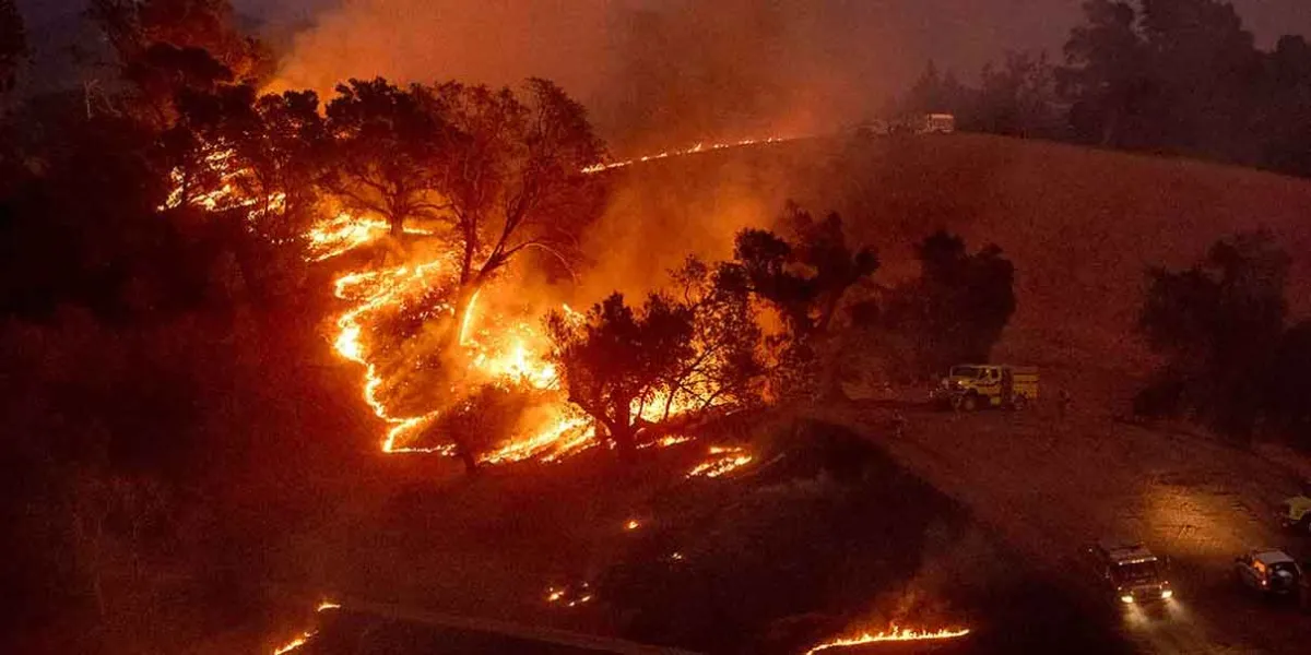 Más de 30 mil personas huyen de incendios descontrolados que calcinan casas en Los Ángeles